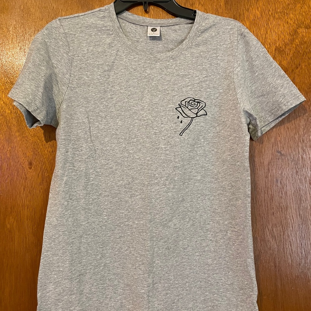 Y gray r-shirt with rose graphic in black. Size; Medium. NEW: without tags